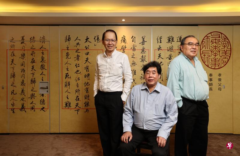 走过155年的历程，同济医院秘书长刘廷辉（左起）、主席杨应群、副主席张克荣感激各界热心人士的信任与支持。（陈渊庄摄）