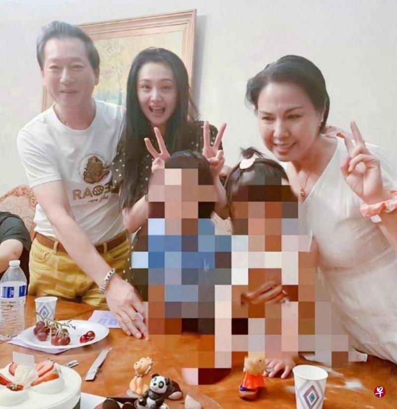 有网民在抖音曝光郑爽（后排中）的庆生视频，同框的还有她的两个孩子及父母。（互联网）
