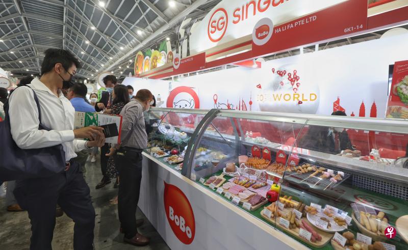 亚洲食品与酒店及餐饮设备展今年回归，并为替代蛋白质食品、植物肉产品和相关科技设立展览区。本地鱼丸品牌波波（BoBo）也推出旗下新的植物肉产品。（唐家鸿摄）