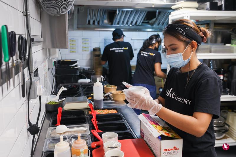 云厨房有特定送餐范围，Poke Theory在市区设云厨房为在附近工作的顾客提供外卖服务。（白艳琳摄）
