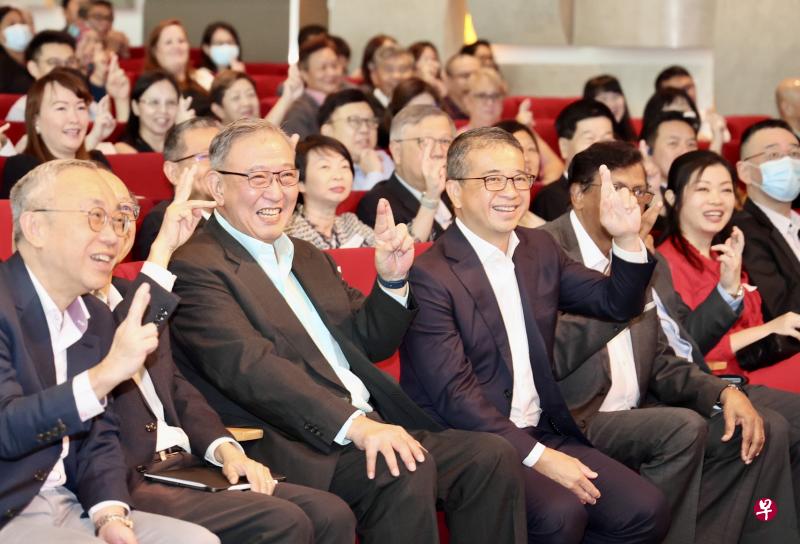 　文化、社区及青年部长兼律政部第二部长唐振辉（左三）出席慈善监管研讨会时，透露简化慈善筹款活动监管程序的最新进展。慈善理事会主席余福金（左二）也出席这场活动。（邬福梁摄）