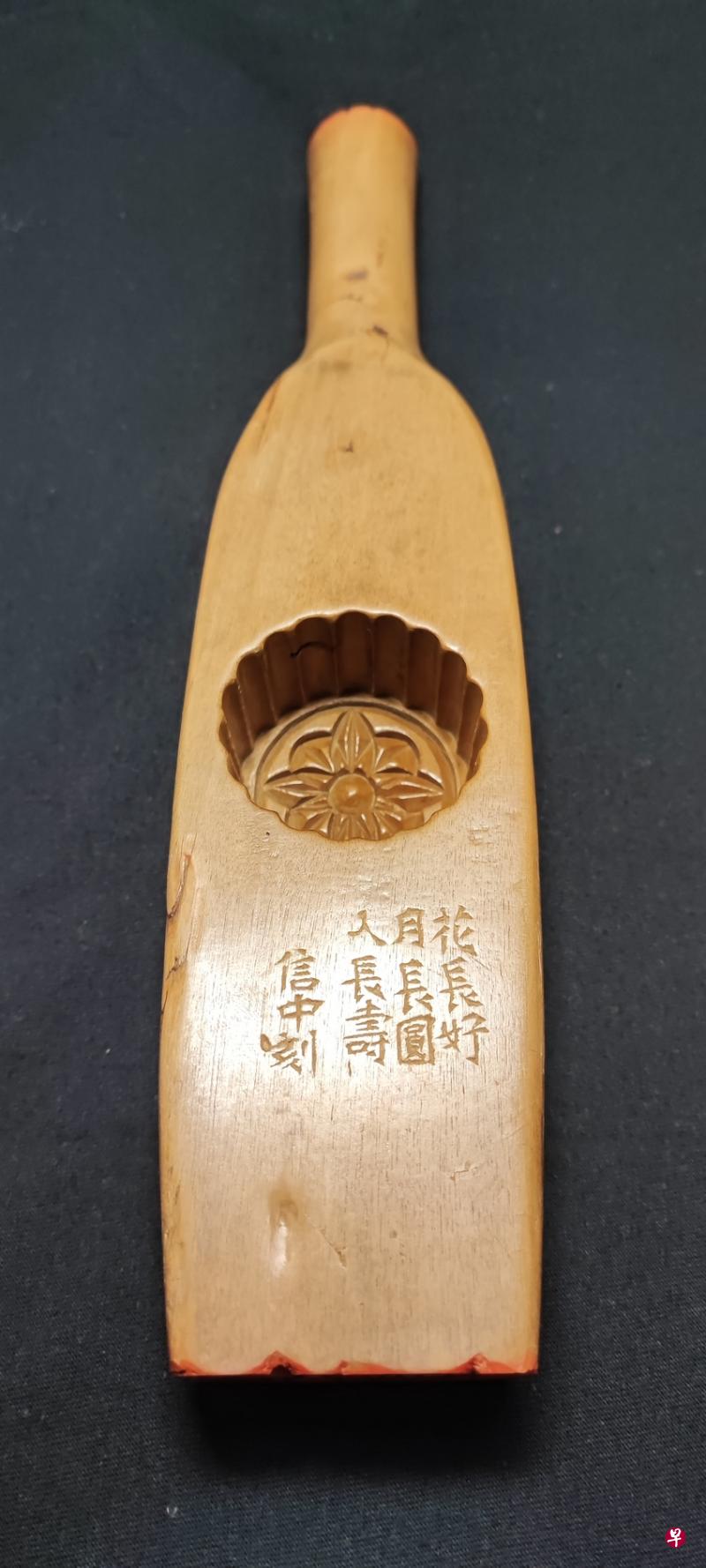 ↑→陈信中在传统糕饼模上刻字，也借鉴其木刻刀法。