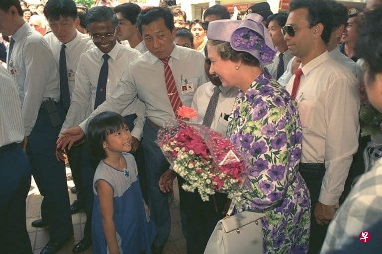 1989年，英女王访问新加坡时，6岁的何廷儒走到她面前献上了一束鲜花。（新加坡国家档案馆）