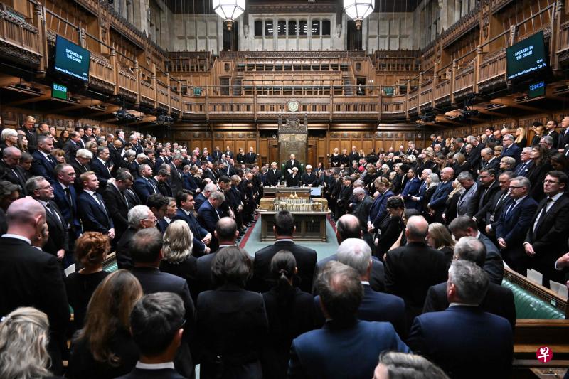 英国议会两院议员星期五在下议院共同向英女王致哀。（法新社）
