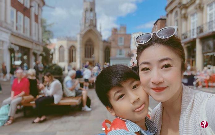 黄湘怡不久前带着儿子到英国旅行和拜访男方家人。