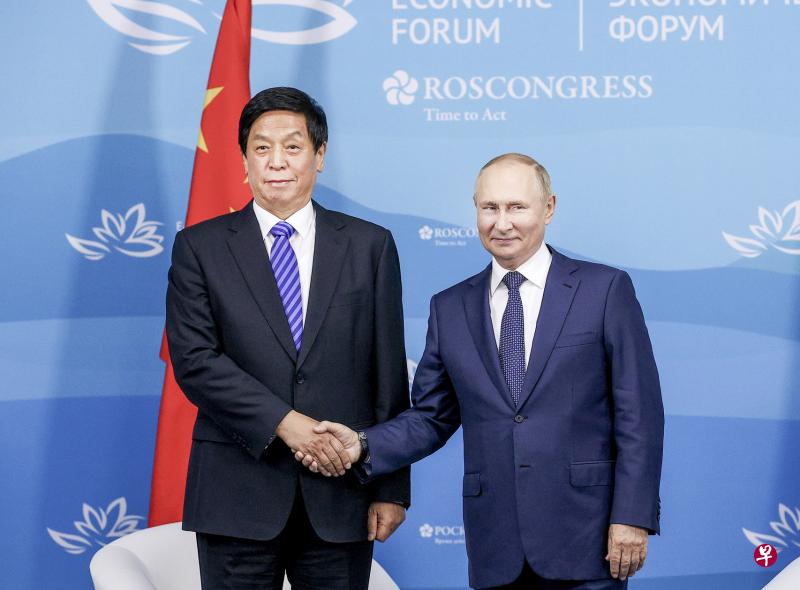 中国全国人大常委会委员长栗战书（左）在9月7日于符拉迪沃斯托克会见俄罗斯总统普京。栗战书说，中国愿同俄罗斯在涉及彼此核心利益和重大关切问题上相互坚定支持。（新华社）