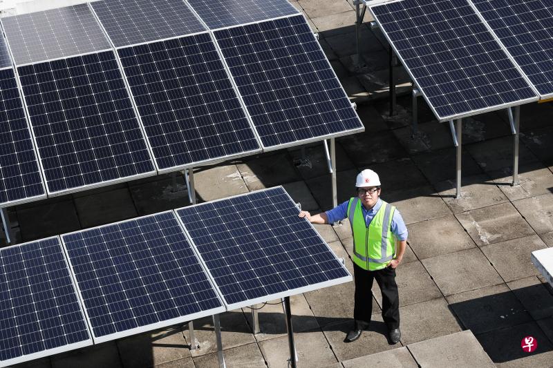 作为SolarNova计划的核心成员之一，建屋局建设及研发署高级工程师黎文豪负责落实组屋太阳能板的安装工作，也参与相关研发计划。（蔡家增摄）