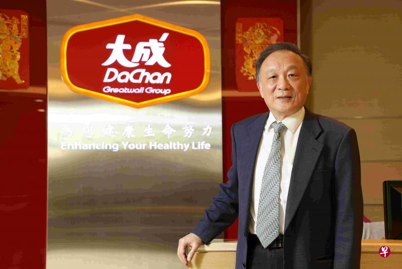 大成集团董事长韩家宇已连续三届跻身台湾企业百强领导人排行榜，但他抱持“与时俱进”的策略持续进化，进军时下最热的植物肉与宠物食品市场，并及早布局东南亚水产事业。（远见杂志） 