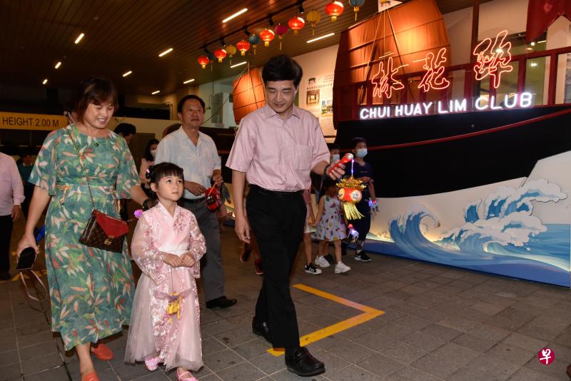 国防部高级政务部长王志豪（右一）参加醉花林俱乐部与潮州总会联办的“中秋联谊游园会”，与出席者一起提灯游园。（特约伍书永摄）