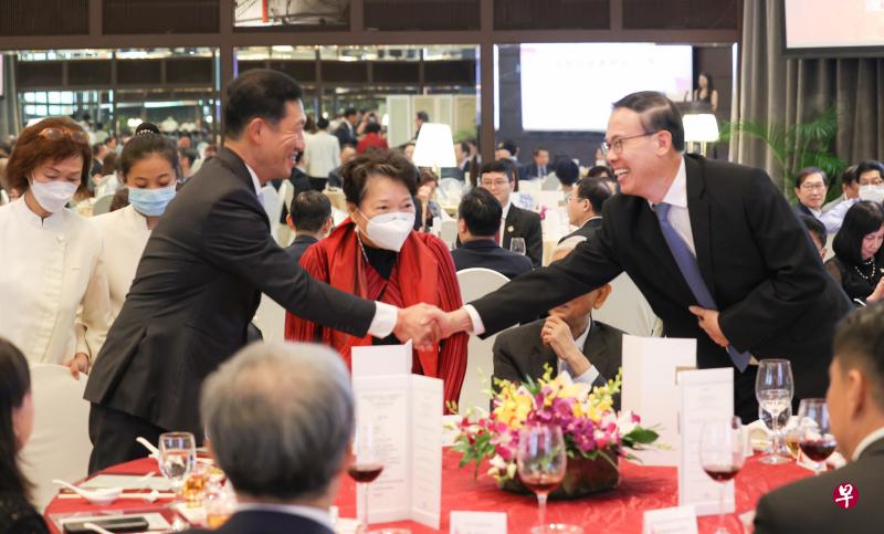 卫生部长王乙康（左一）在新加坡中医师公会第47届理事就职典礼上，宣布前国会议员张俰宾博士（右一）将接棒前议员符喜泉（中），担任中医管理委员会主席。（李冠卫摄）