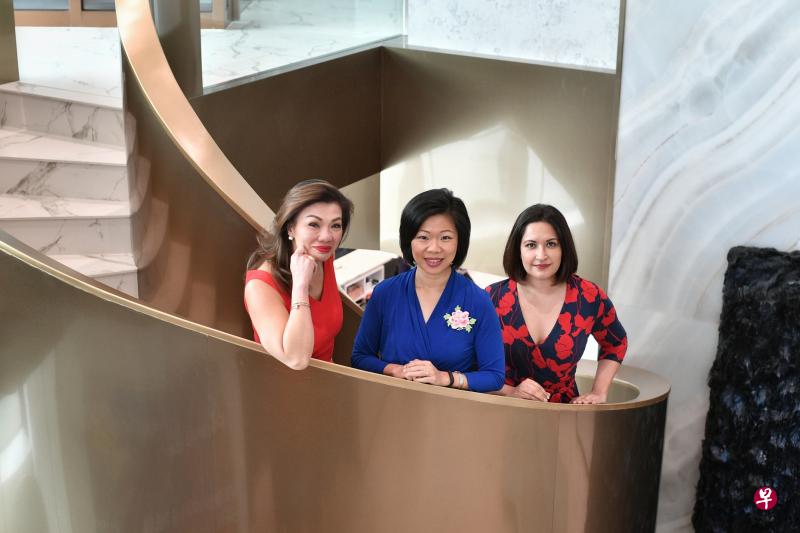 新加坡妇女发展与支援组织（SG Her Empowerment，简称SHE ）将从网络伤害着手，改善社会环境让本地女性更加自立。图为担任SHE特别顾问的国家发展部兼外交部高级政务部长沈颖（中）、创办人张祉盈（左）和首席执行官托尔（Simran Toor）。（海峡时报）