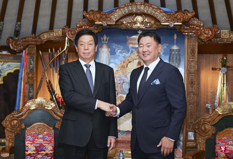 中国全国人大常委会委员长栗战书（左）星期一（9月12日）于乌兰巴托会见蒙古国总统呼日勒苏赫。（新华社）
