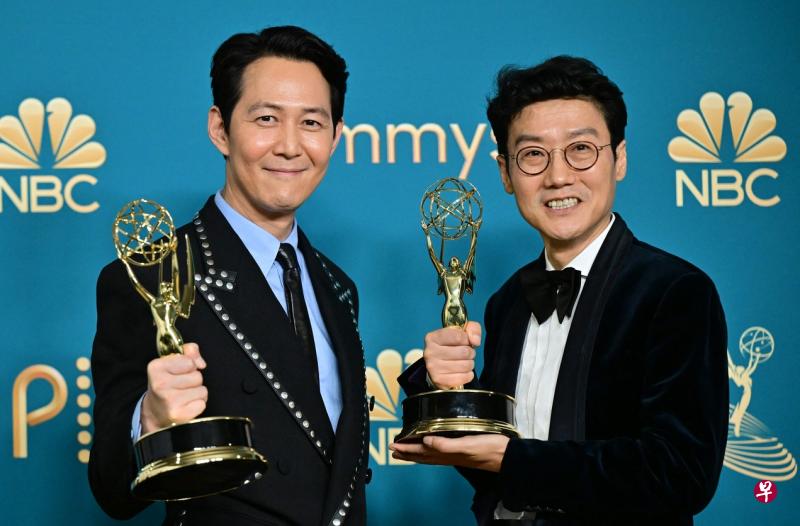 《鱿鱼游戏》李政宰（左）及导演黄东赫写下得奖历史。（法新社）