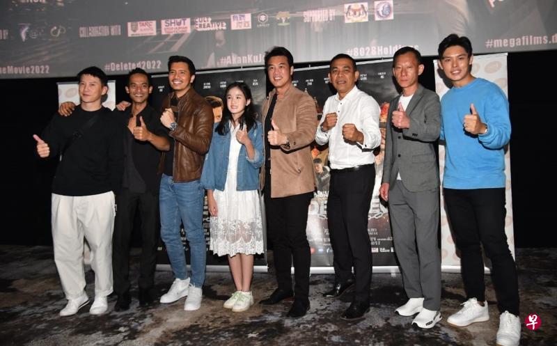 《越界》9月15日起在马来西亚戏院上映，郑各评（左五）与翁清海（左一）12日在当地记者会亮相。