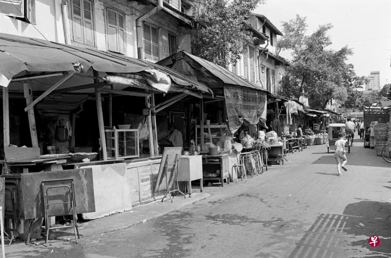 1982年的柔佛路是个民生与变性人妓院共存的地方。（新加坡国家图书馆图片）
