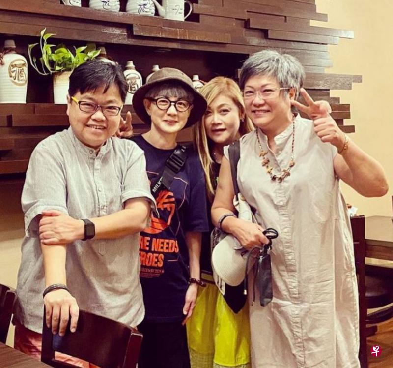 郑琬龄（右一）分享与陈碧凤（左二）、杨莉冰（左三）及幕后人李昭敏聚餐合照。三演员当年在《边缘少年》合作过。（取自艺人IG）