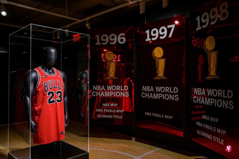 乔丹在1998年NBA总决赛首回合所穿的这件球衣，创下1010万美元的史上最贵的体育纪念品拍卖纪录。（法新社）