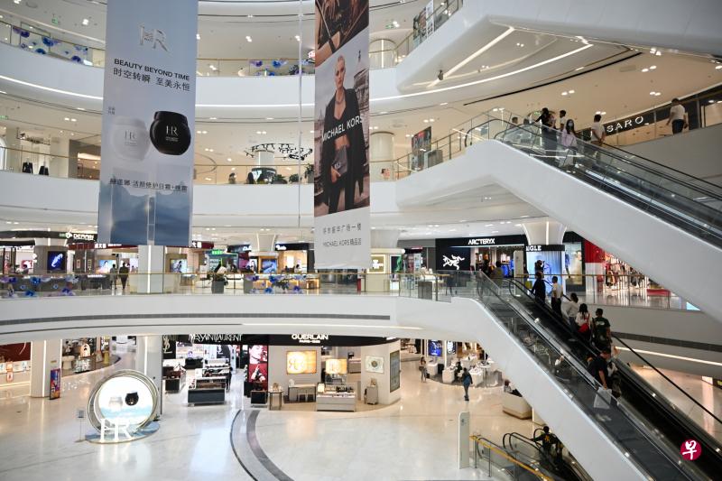 中国8月份的社会消费品零售总额增长高于预期。图为内蒙古呼和浩特市9月16日一商场内景。（中新社）