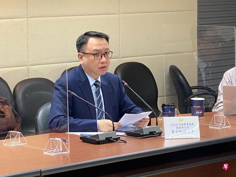 台湾淡江大学国际事务与战略研究所副教授李大中： 陆美关系呈现不断探底的局面，台湾夹在两强之间， 压力会越来越大。                                        （缪宗翰摄）