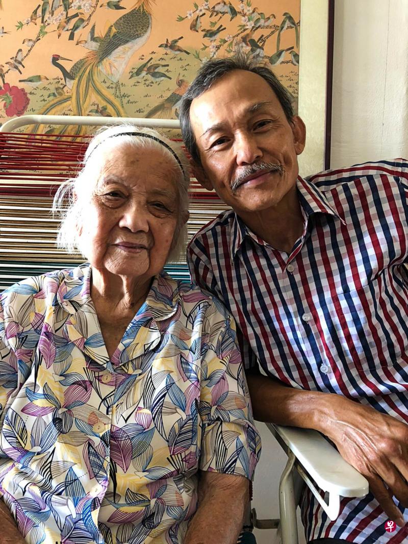 段伟明与养母母子情深，他希望来世能再续母子情。（档案照）