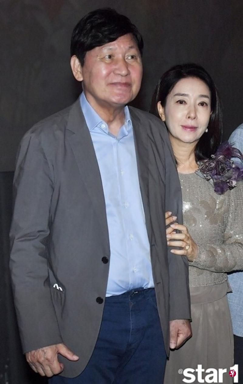 安圣基（左）出席活动样子有些憔悴，且须要人搀扶。（互联网）