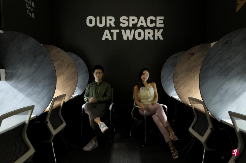 吴德宝（左）和赵鑫开设的Our Space在闹市乌节路提供沉浸式的学习空间。（龙国雄／摄影）