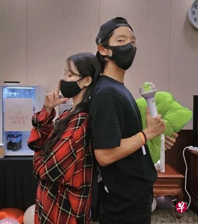 IU（左）与李准基在后台合照。（互联网）