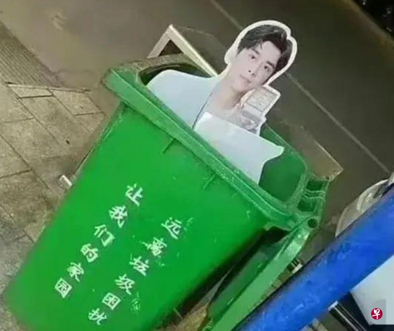 李易峰的代言产品、看板通通被丢进垃圾桶里。（互联网）