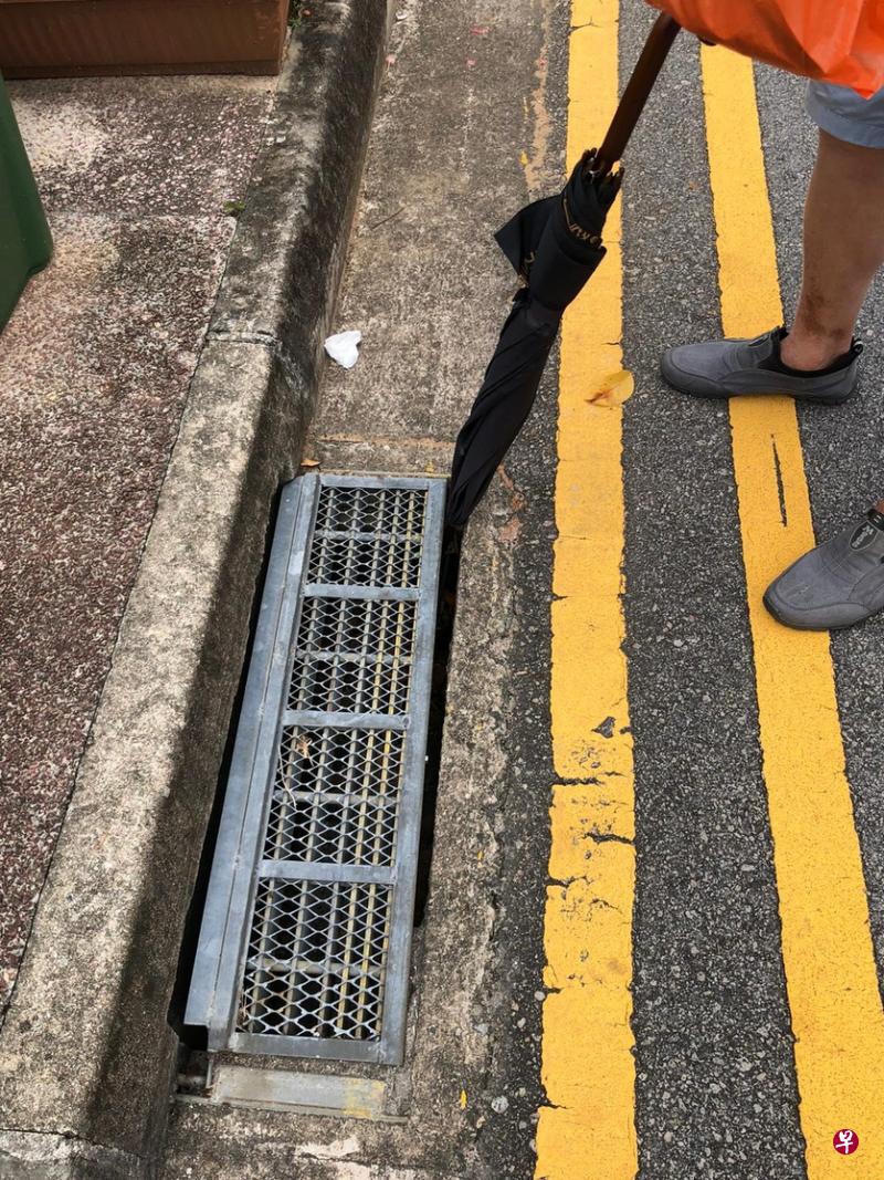 老人家的手杖或雨伞如不小心插入排水口格栅旁的缝隙，可能会摔倒受伤。  （作者提供）