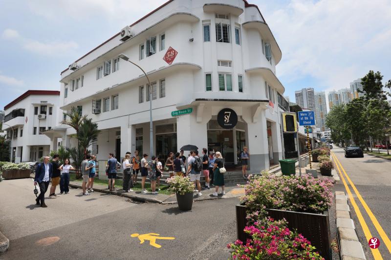 陆交局在中峇鲁英云街放置路缘石和花槽禁止车辆通行，旅客和食客等公众步行时感到更加安全，这个路段下来也会永久改造成步行街。（龙国雄摄）