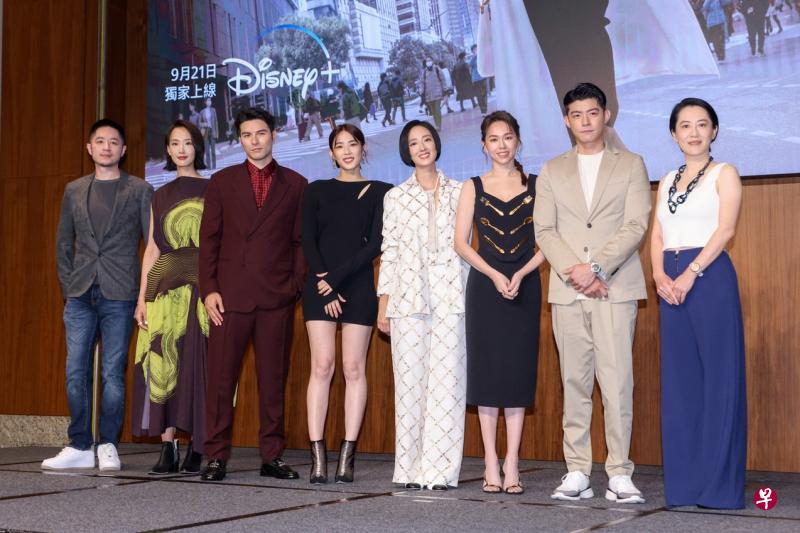 监制赖宇同（左起）、演员陆明君、凤小岳、林思宇、桂纶镁、夏于乔、王柏杰、导演李芸婵20日出席《台北女子图鉴》记者会。（互联网） 