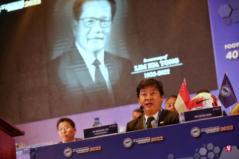 　 足总署理会长陈国强（前）在林家栋离世后，成为代会长。                                     （海峡时报）
