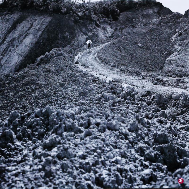 裕廊与大士之间大兴土木，满山碎石，他们偷偷溜进去，让模特儿远远地向镜头走来。