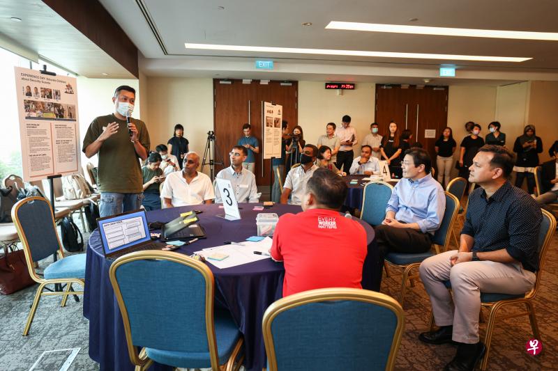 副总理兼财政部长黄循财（右二）和人力部兼国防部高级政务部长扎吉哈（右一）星期六出席低薪工人群策群力行动联盟工作坊，和各项目小组的成员交流。（李健玮摄）