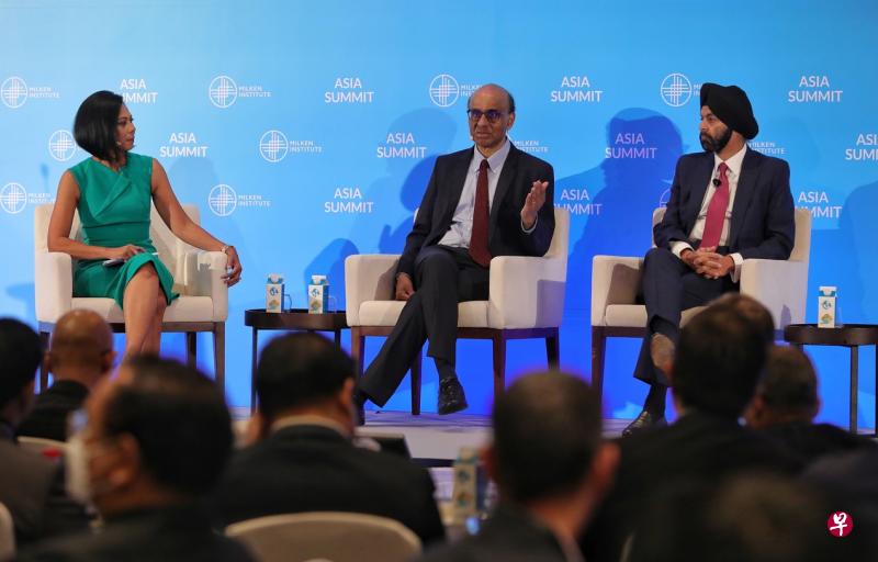 国务资政兼社会政策统筹部长尚达曼（中）星期四在米尔肯研究所亚洲峰会上与万事达卡前执行董事长彭安杰（右）对话，彭博社电视主持人哈斯琳达是活动主持。（海峡时报）