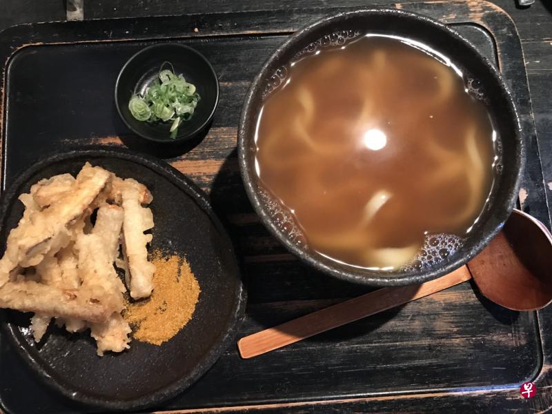 京都山元藏面热汤乌冬面和牛蒡天妇罗。（赵琬仪摄）