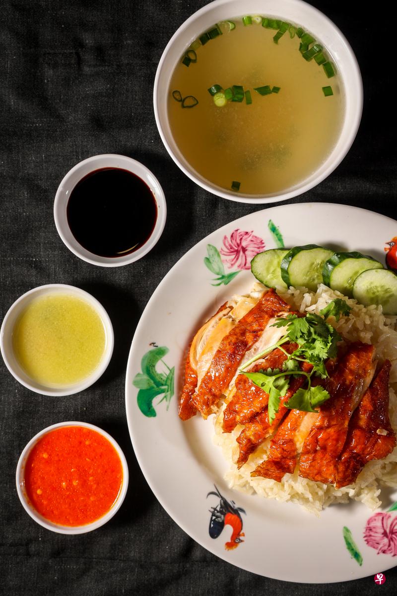 鸡饭虽然看似简单，但其中油饭、鸡肉和酱汁所组成的铁三角，就是决定那盘鸡饭是否合格。（叶振忠摄）