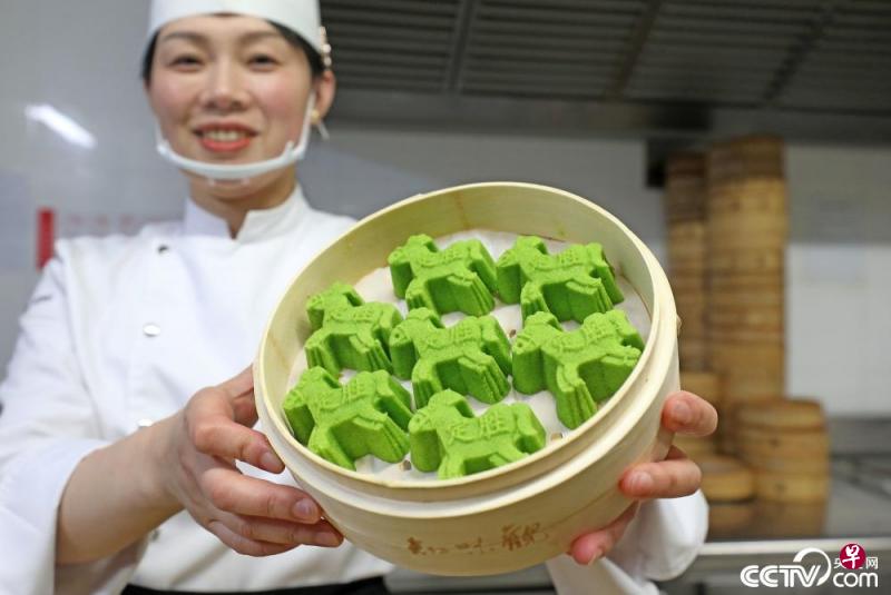 　健康“绿马”也能吃！杭州老字号知味观今年2月推出寓意“守住绿码，防疫定胜”的牛油果口味“绿马定胜糕”。（央视网）
