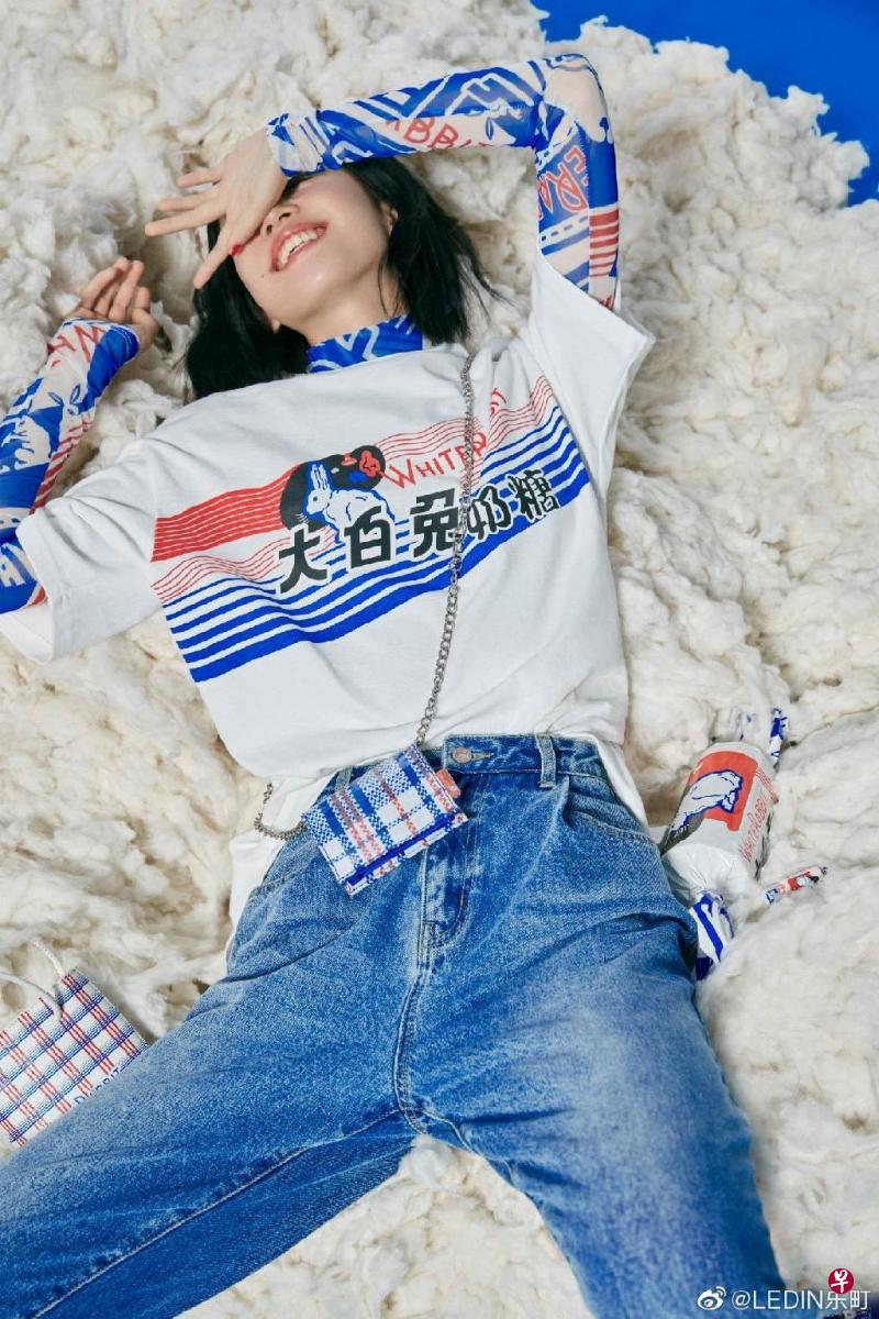 在LEDIN 2019时装秀中，大白兔奶糖与乐町携手打造一系列青春活力的服装。（取自乐町微博）