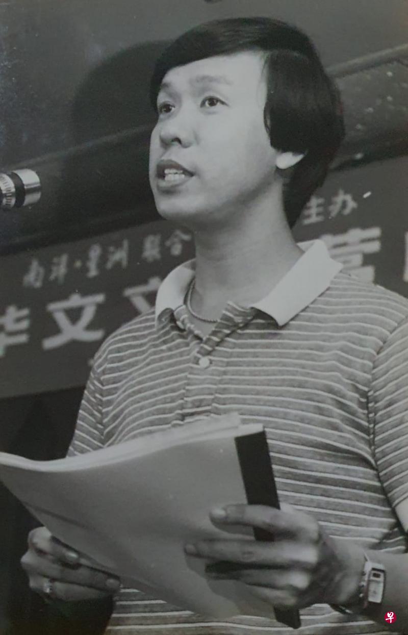1985年27岁的董农政在第二届国际华文文艺营闭幕礼上朗诵。（作者提供）