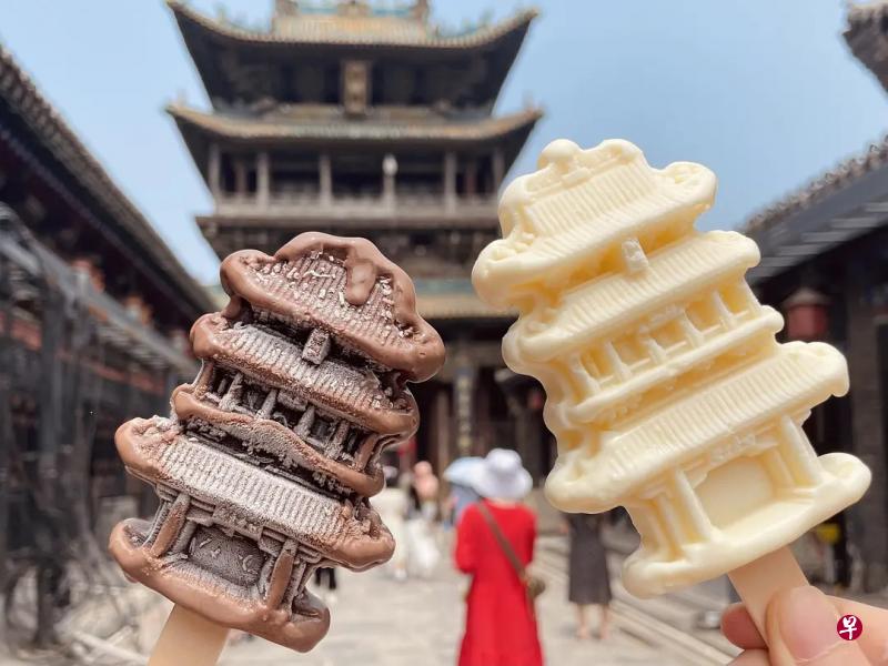 　山西省平遥古城的迎薰门造型文创雪糕去年7月推出，每支售价18元人民币。（受访者提供）
