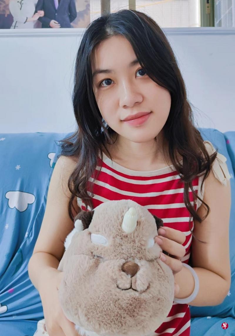 　陆楚颖和她最喜欢的故宫淘宝出品的甪端文创毛绒玩偶。（受访者提供）
