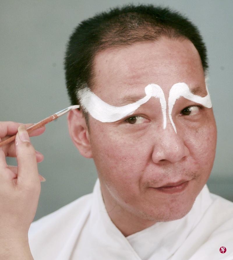 →近代中国戏曲人物角色的行当，可分为生、旦、净、丑。此为净脸，俗称花脸，又叫花面。