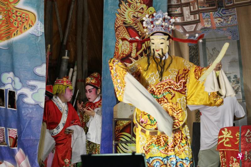 →“梨园”是传统戏曲团体的代名词，也是古代长安城里的一个地名，凡在此地学习音乐和戏曲技艺者统称“梨园子弟”，这个代名词从唐朝一直沿用至今。