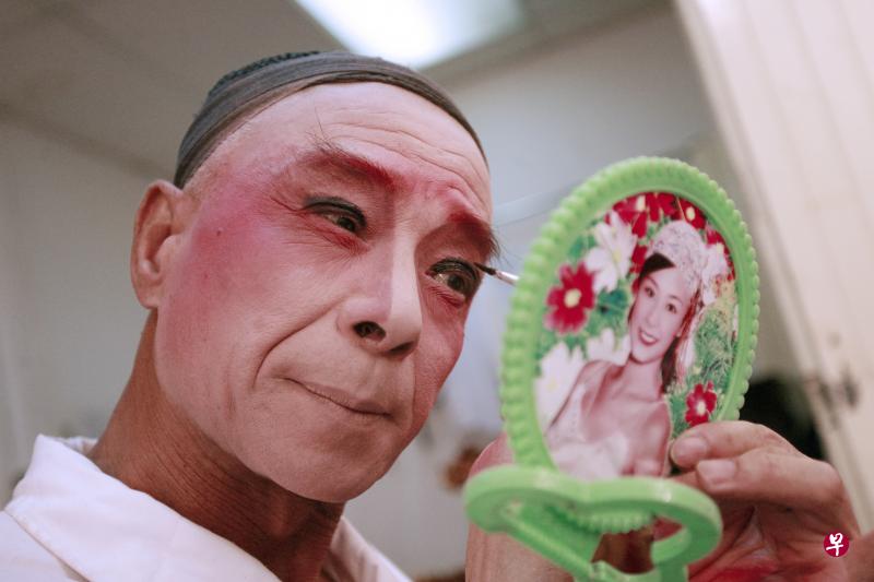 描画眼圈和眉毛是戏曲彩妆中重要的一环，演员须要根据故事人物的长相去化眉型，方能突出角色个性。图为来自中国福建省泉州市的高甲戏伶人在描眼线。