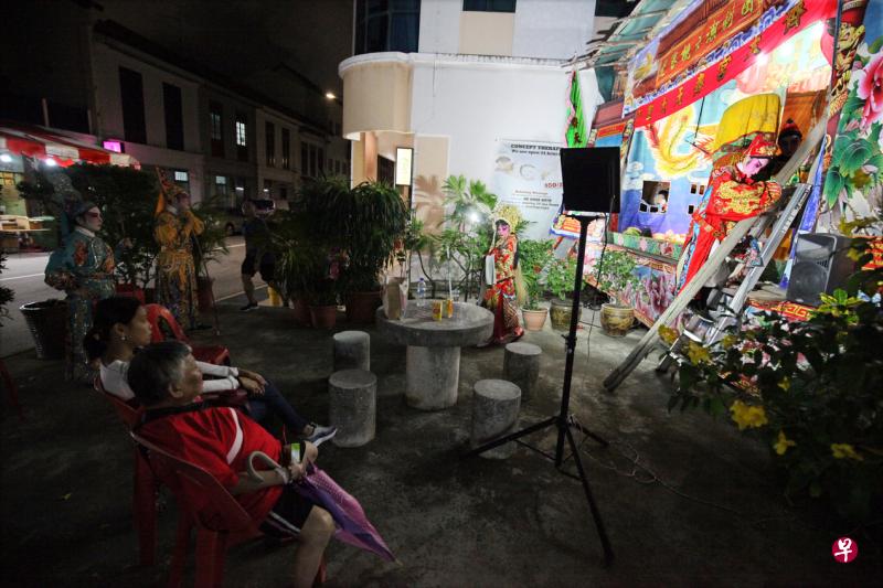 新加坡老赛桃源潮剧团演员准备到戏台旁的神庙答谢神恩，代信众向神明祈求国泰民安，风调雨顺。