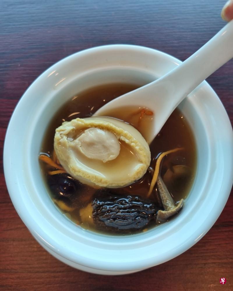 名宫的珍菌鲍鱼汤熬制12小时，有六头鲍鱼和羊肚菌等。（餐馆提供）
