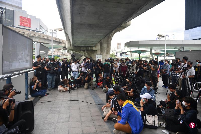 泰国民众星期五聚集在曼谷市中心，观看宪法法院就巴育任期裁决的直播。法院作出裁决后，部分民众立即举牌和高声表达不满。（路透社）