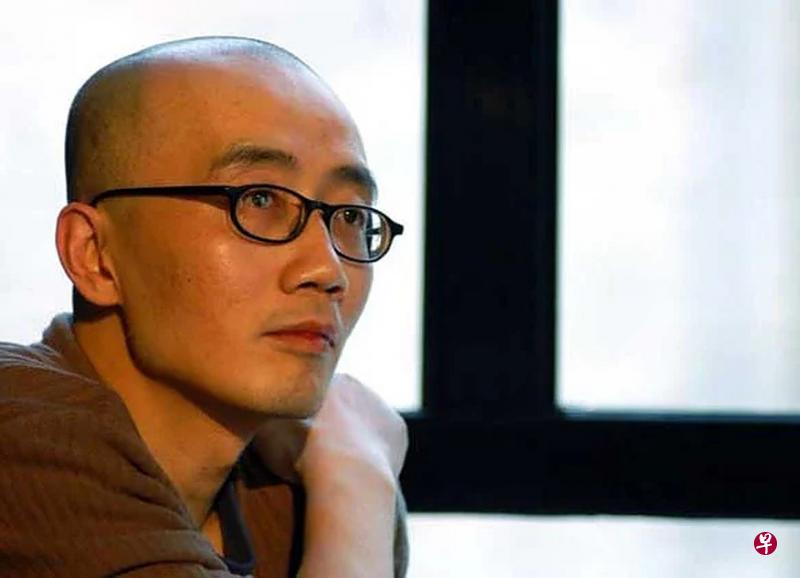 ↑韩东是中国著名诗人、作家、导演，成名于1980年代。→韩东《奇迹》用平淡无奇的语言写出人间冷暖。（互联网）
