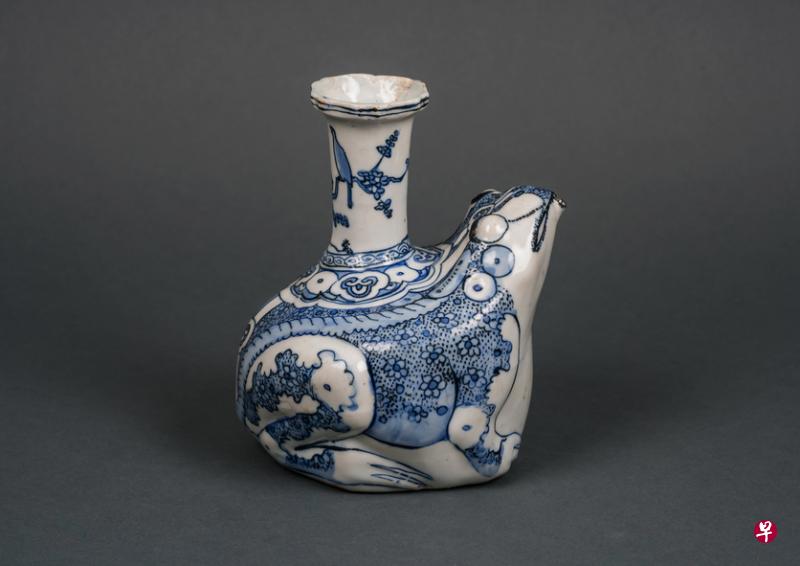 明代万历克拉克瓷，青花蛙形军持，品质特好特珍贵。（中华陶瓷学会提供）